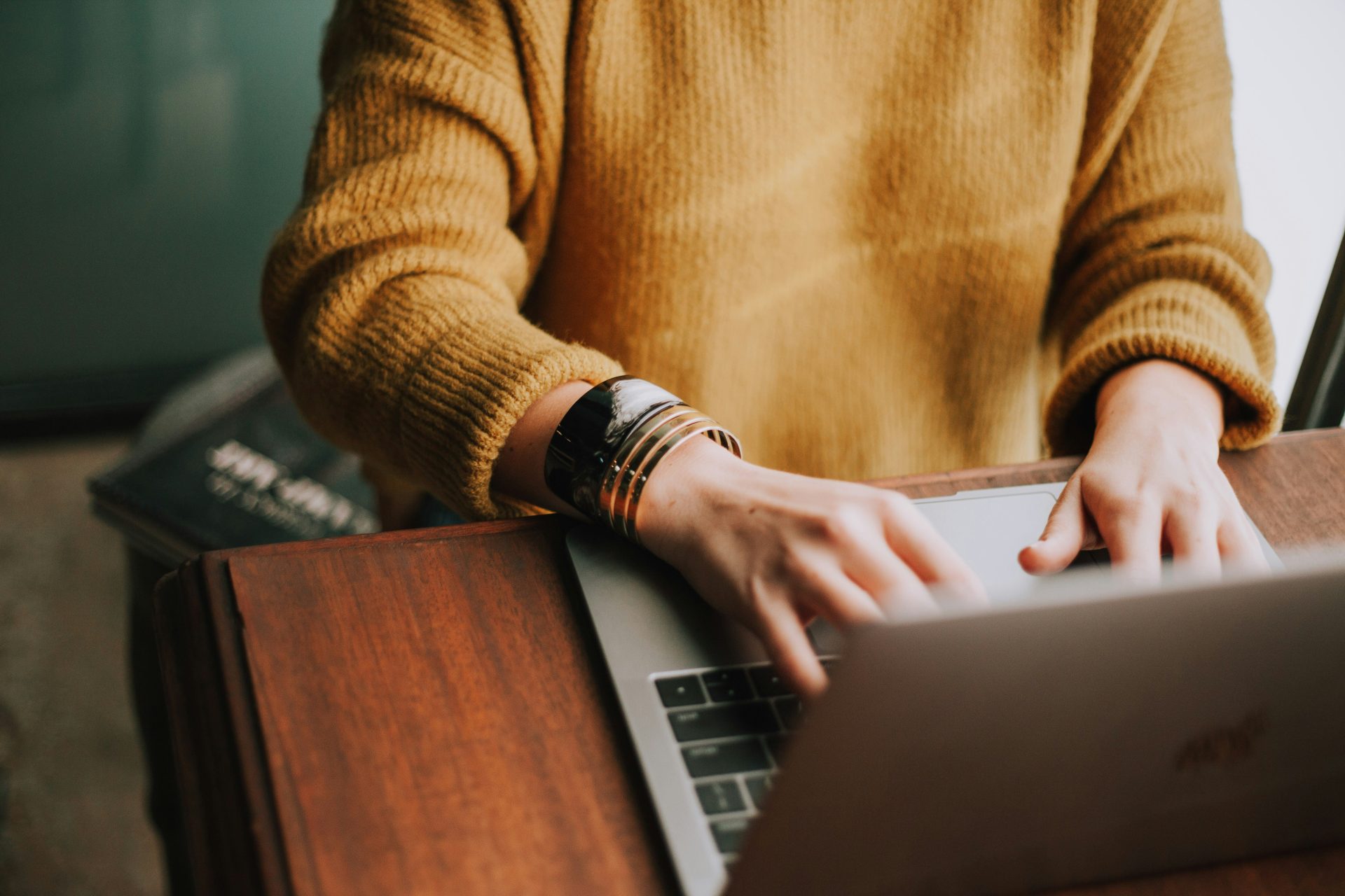 Person, die einen Laptop-Computer verwendet